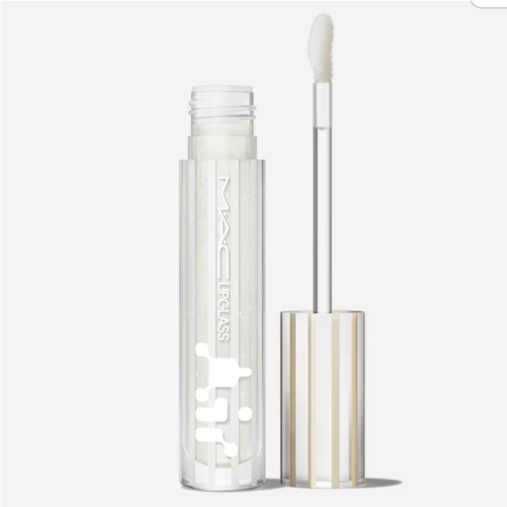ZEPHYR a MAC LIPGLASS AIR NON-STICKY GLOSS. Non-sticky, glass-like shine 🌞
